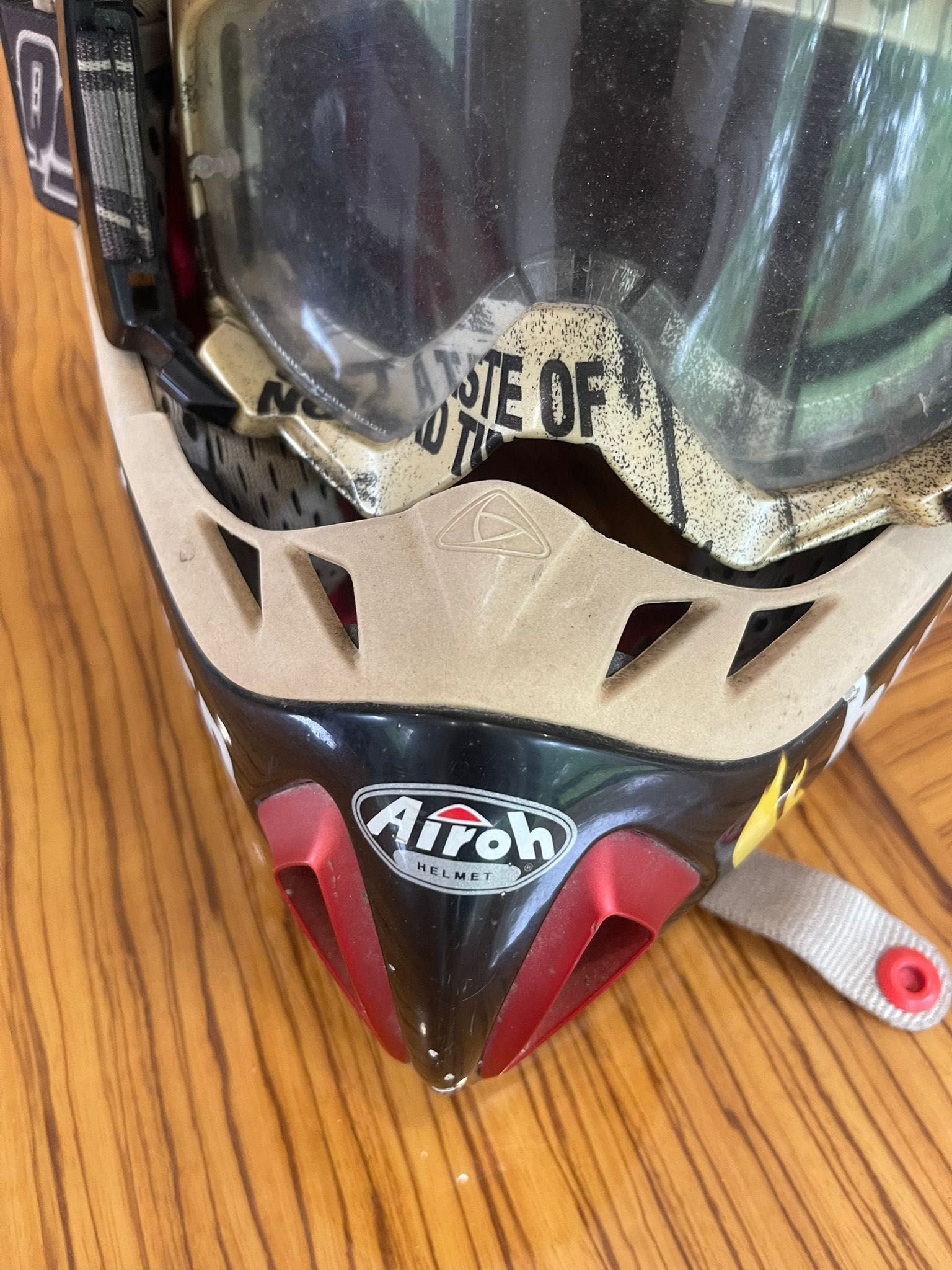 Capacete AIROH carbono c/ óculos L