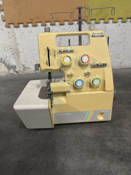 Maquina costura corte e cose 4 bobinas