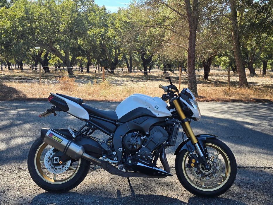 Yamaha FZ8 de garagem
