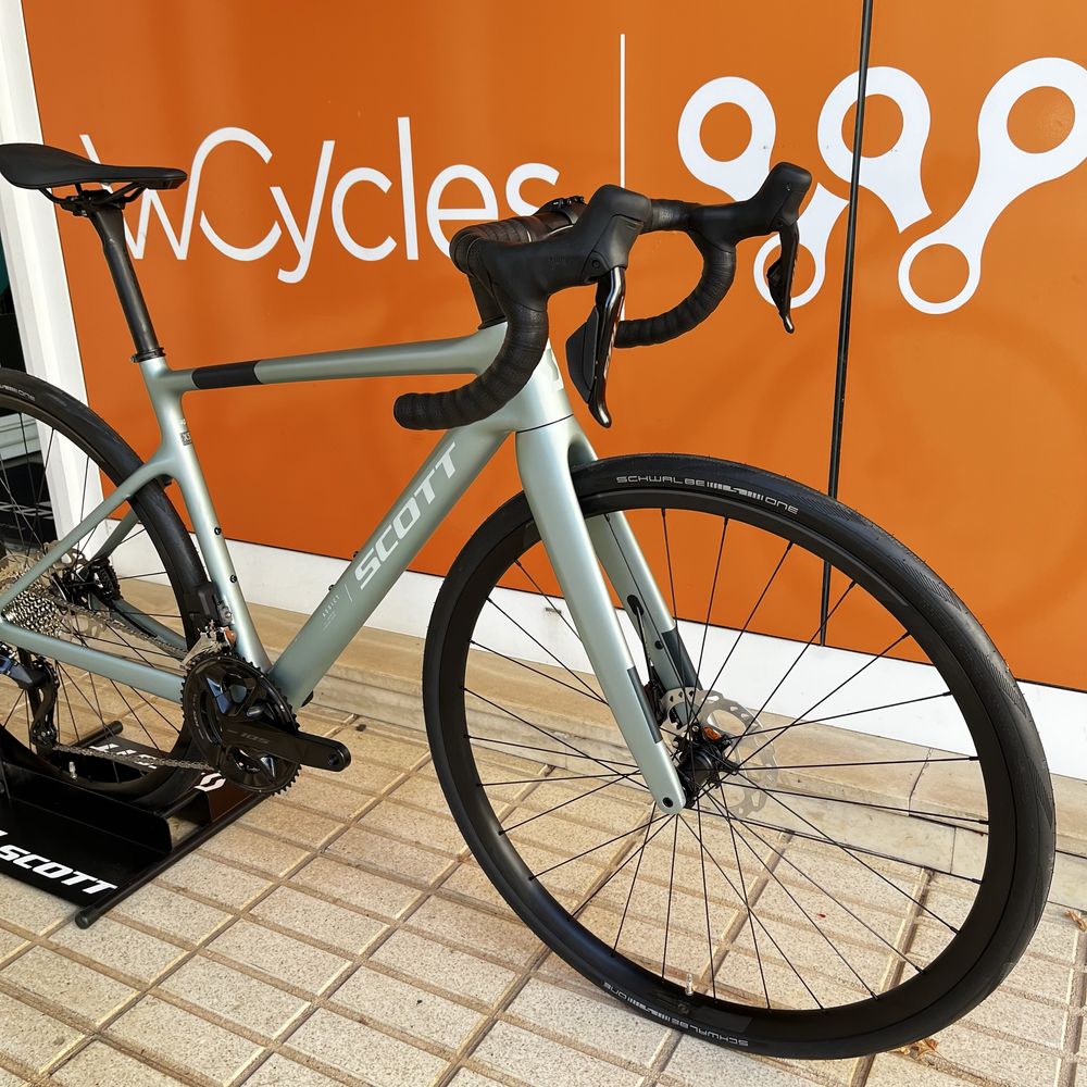 Bicicketa de estrada Scott Addict 40