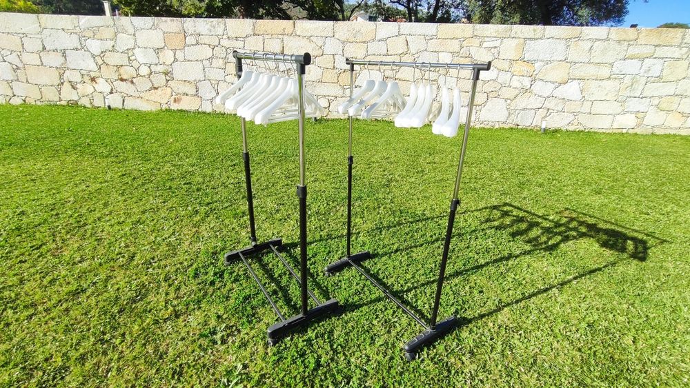 Duas araras com cabides