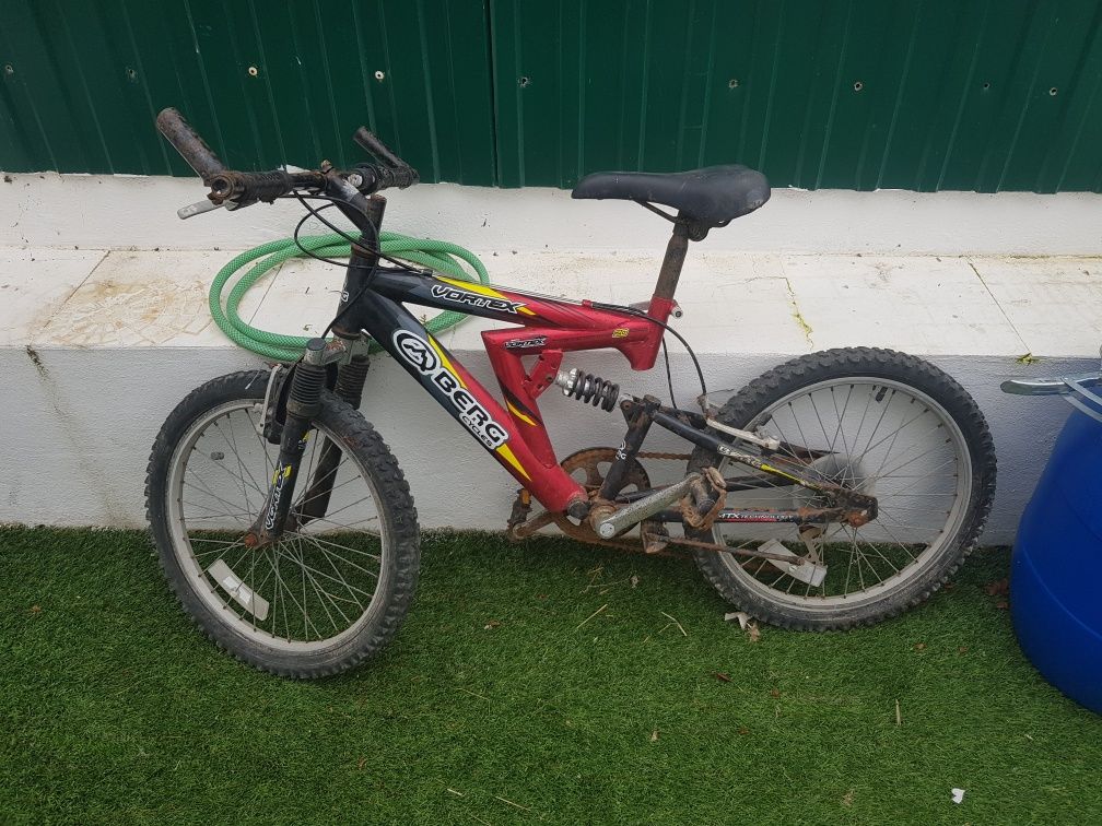 Bicicletas paradas já algum tempo