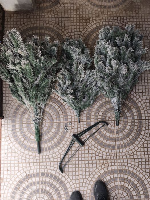 Árvore de Natal 210 cm efeito nevada e enfeites