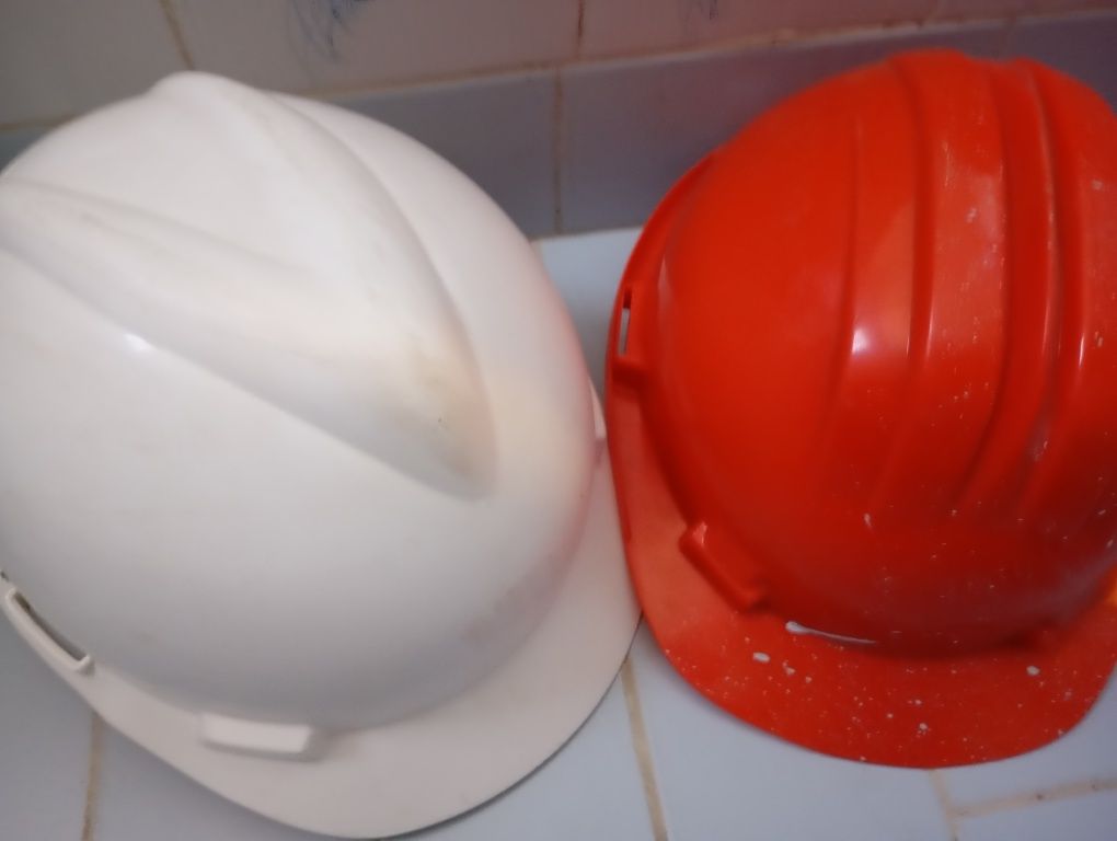 Vende-se cones de sinalização e capacetes de segurança