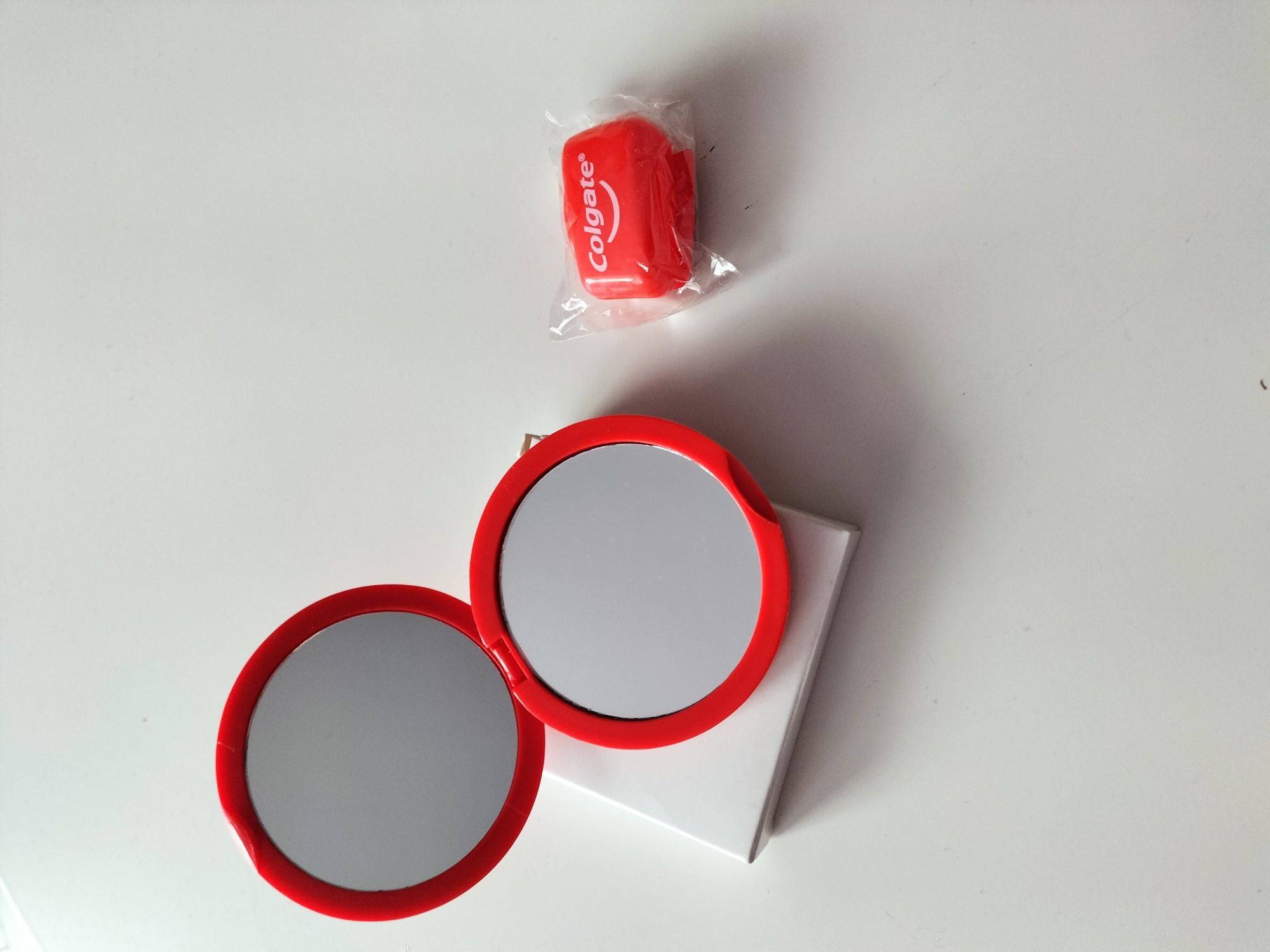Nowy zestaw Colgate - lusterko + etui na szczoteczkę do zębów