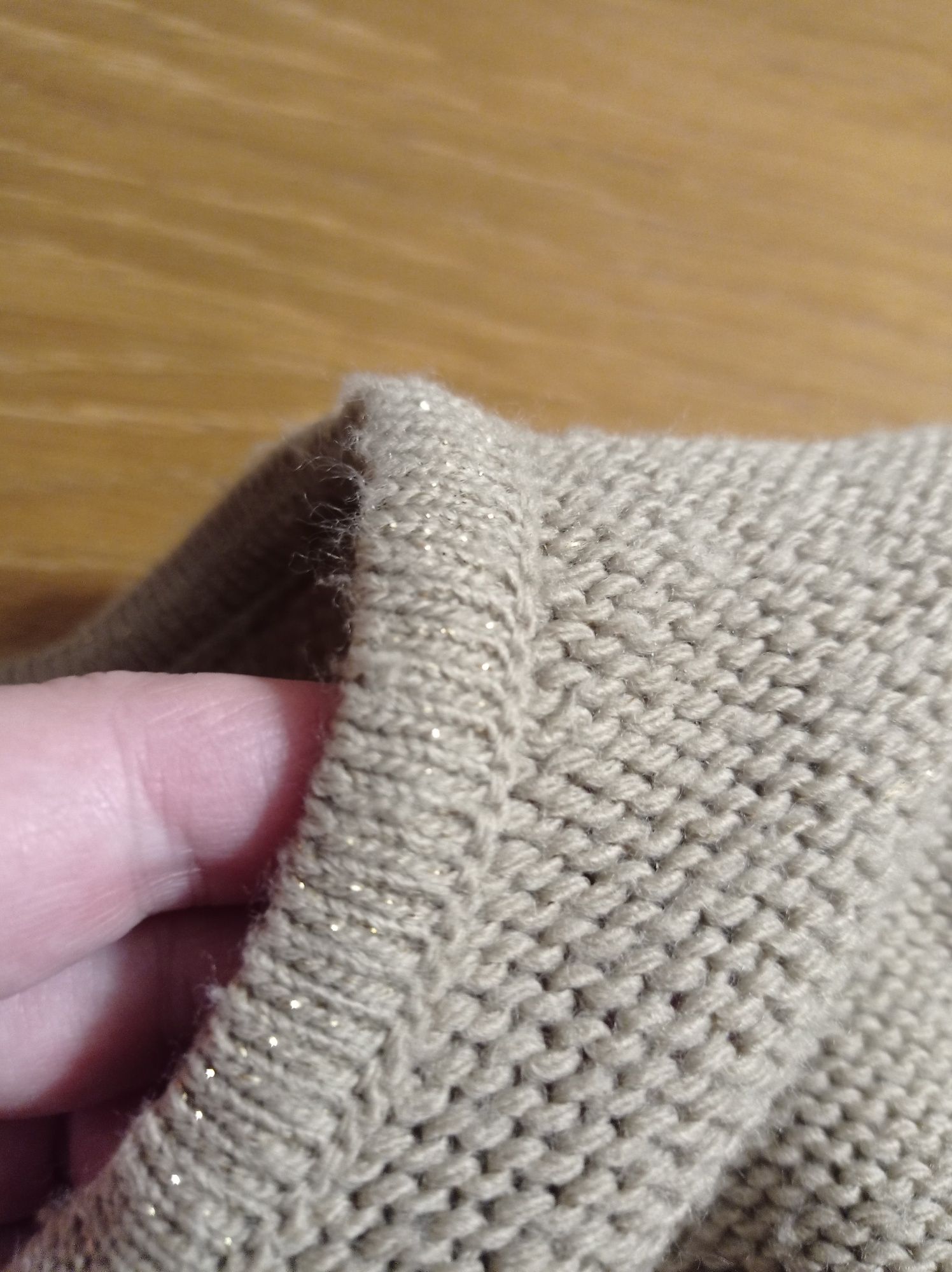 Beżowy sweter ze złotą nitką