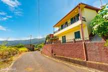 Refúgio Tranquilo em São Jorge – Moradia com Terreno e Vistas Deslumbr
