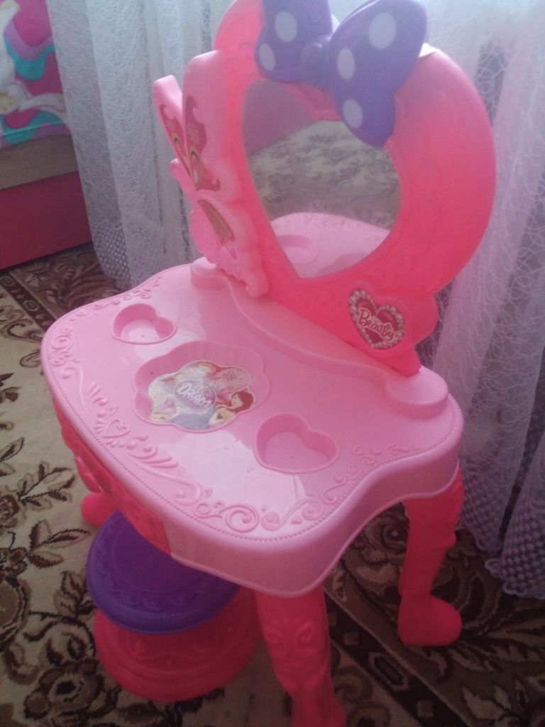 Туалетний столик для дівчинки