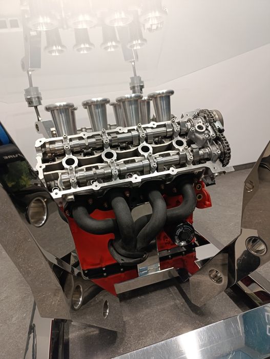 Stolik z duszą motoryzacji – unikatowe rękodzieło z silnika V6/V8