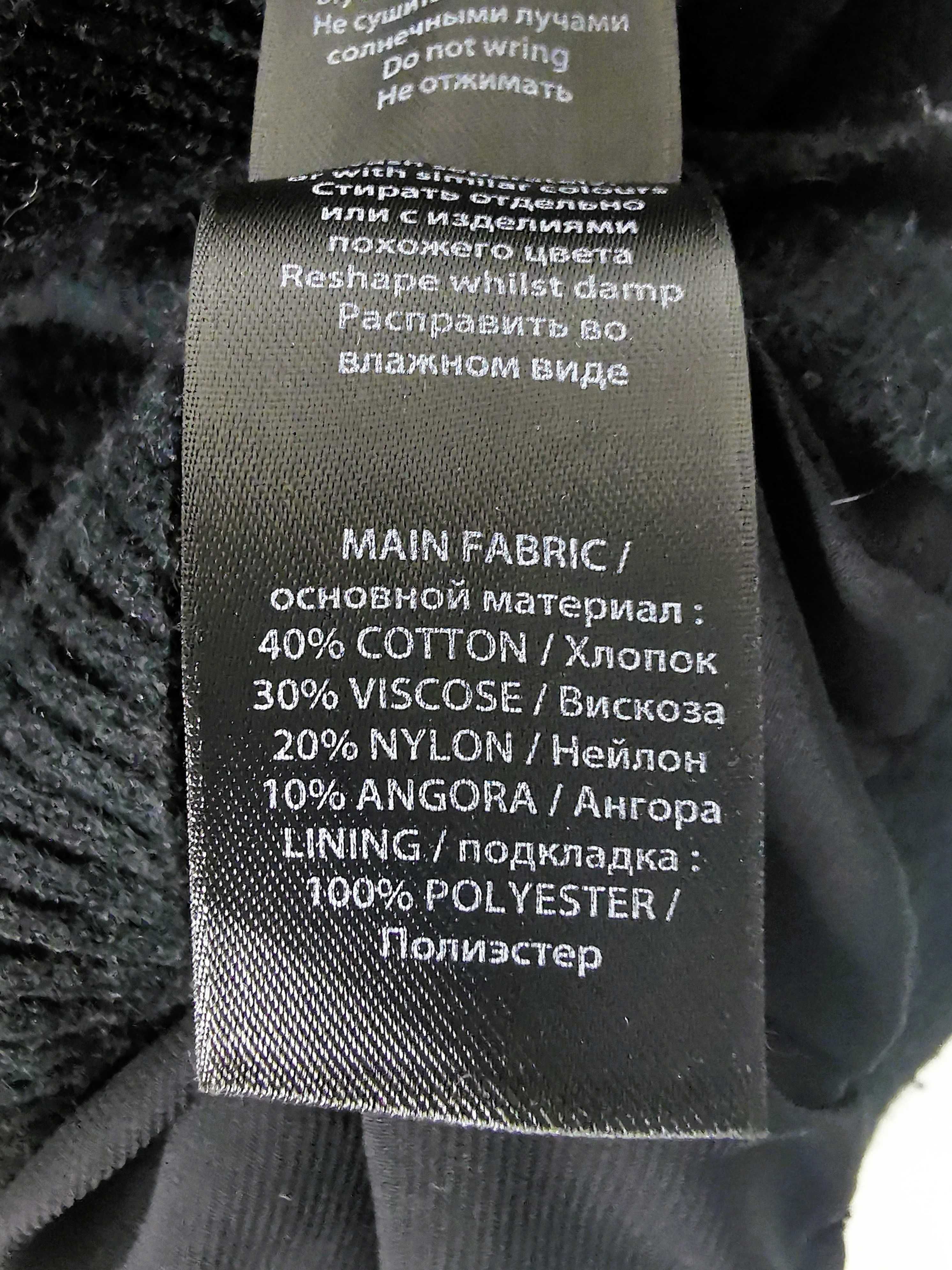 Czarny sweterek na guziki