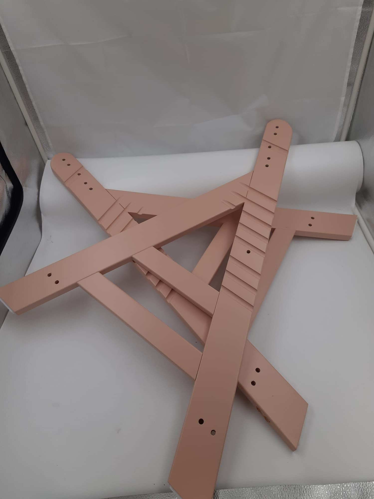 Drewniane krzesło z regulacją wysokości w kolorze różowym