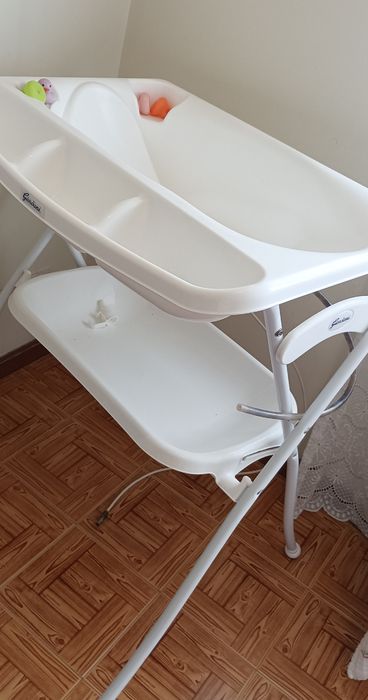 Banheira de bebe e trocador de fraldas