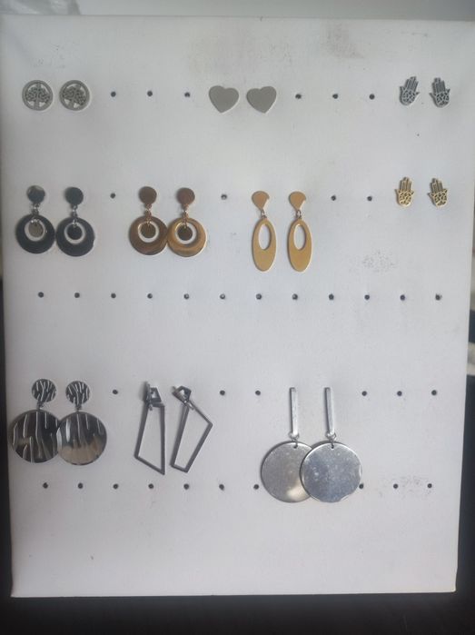 Colares e brincos em aço