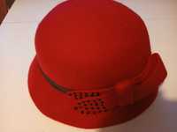 Piękny czerwony kapelusz