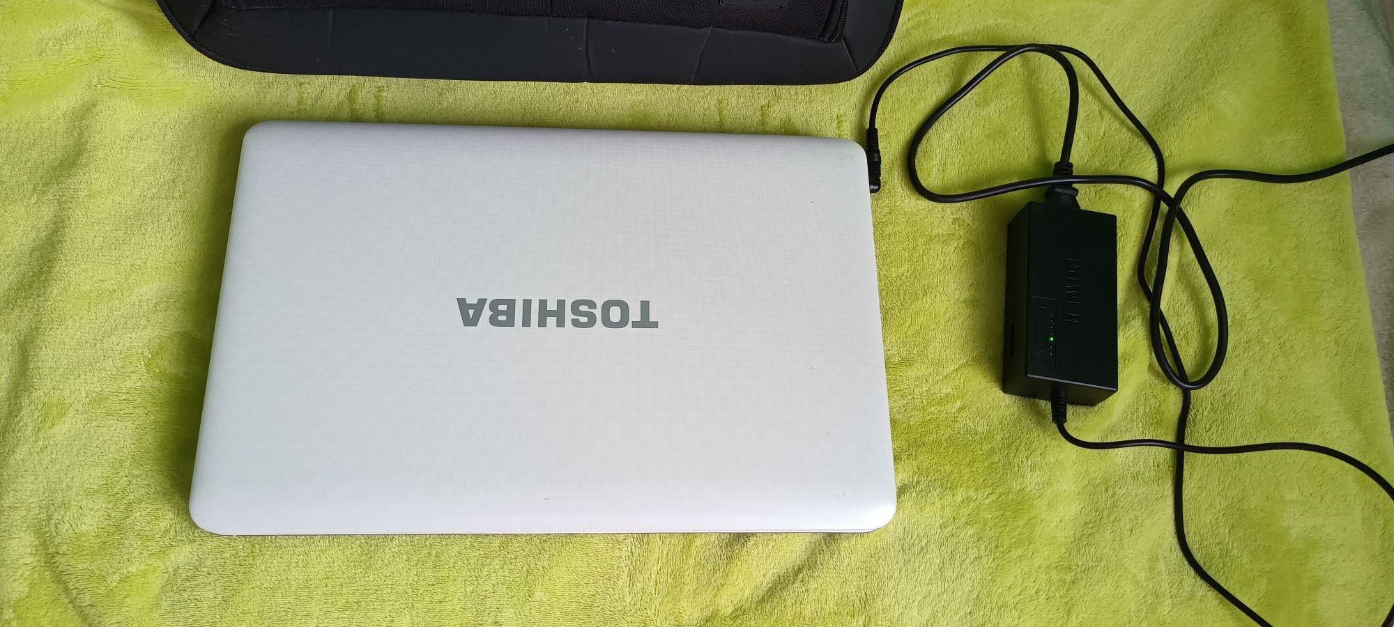 Laptop firmy Toshiba z torbą