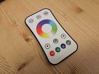 R8-1 Pilot LED RGB+W jedno strefowy biały 2,4GHz dotykowy, przyciski