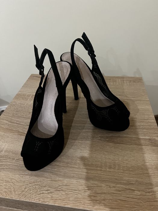 Czarne buty na obcasie