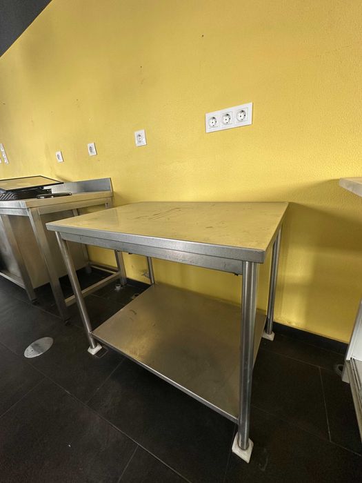 Mesa Industrial em Inox com Prateleira Inferior - 63x94x67 cm