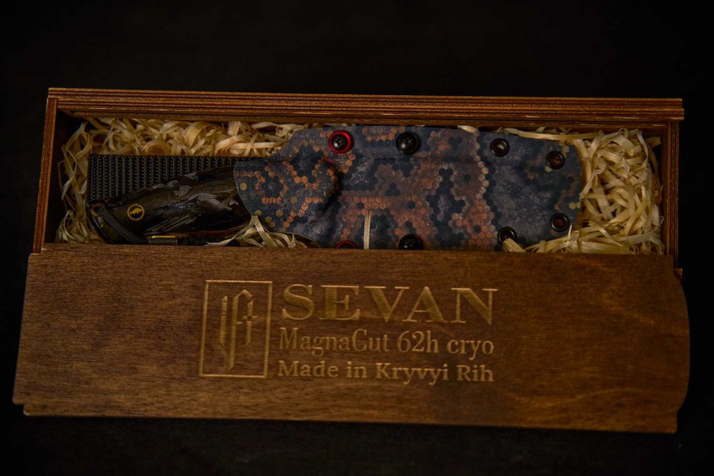 Ніж ручної роботи  із топової американської сталі CPM MagnaCut