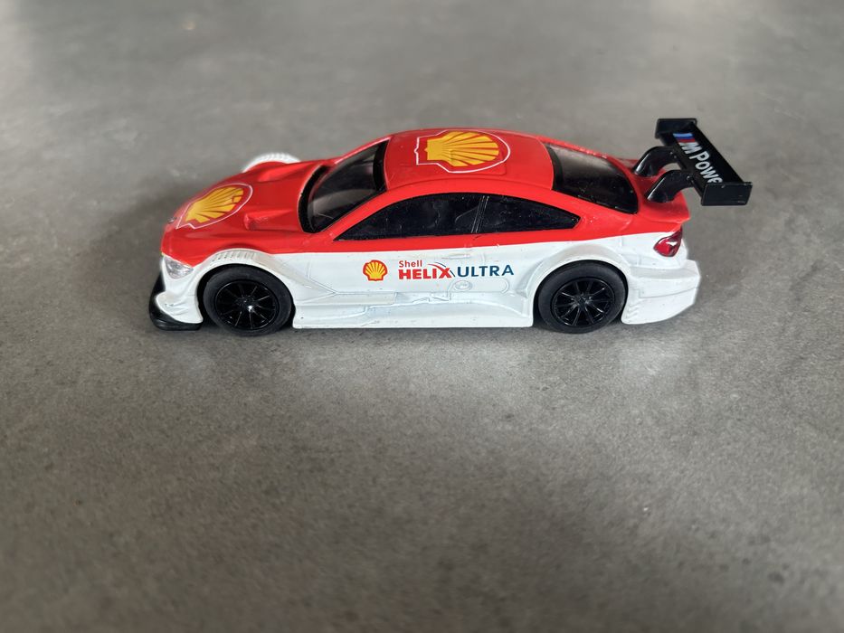 Model CMC Toy skala 1/43 BMW M4 Shell Helix Ultra pull back