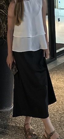 Чорна атласна спідниця міді