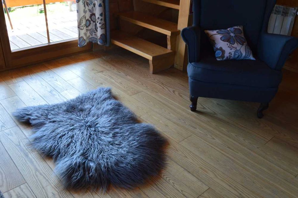 Dywanik Skóra Owcza Szara Kręcony Włos Naturalne Skóry Garbarnia