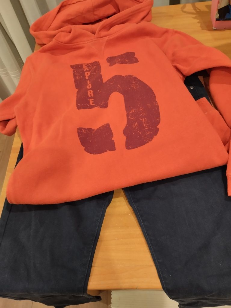 Conjunto de Sweat laranja com capucho e calça sarja azul. Idade 13anos