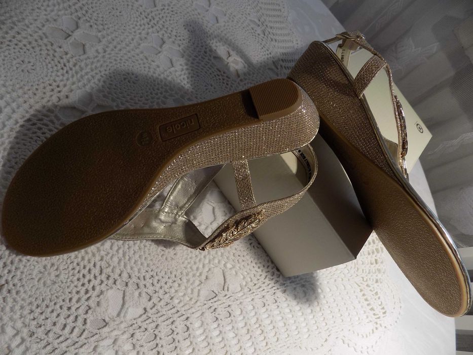 Piękne złote  sandałki -  na koturnie rozm. 38. Nowe.