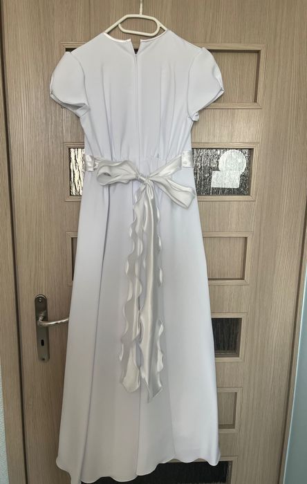 Dziewczęca alba komunijna z akcesoriami