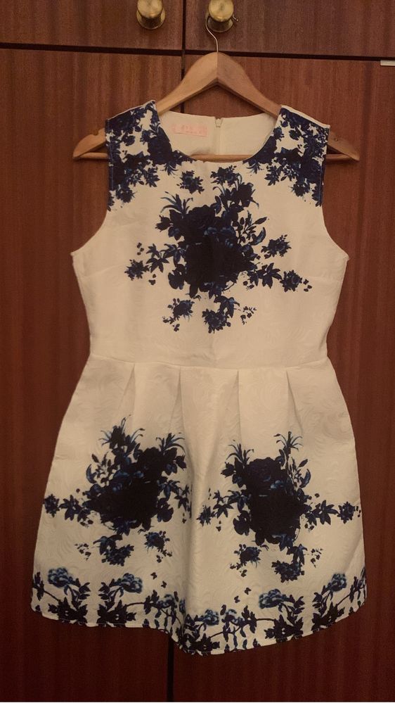 Vestido cintado branco e azul