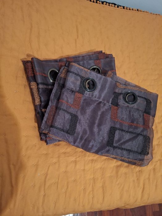 2 cortinados castanhos como novos. 130x240 cada
Texido transparente