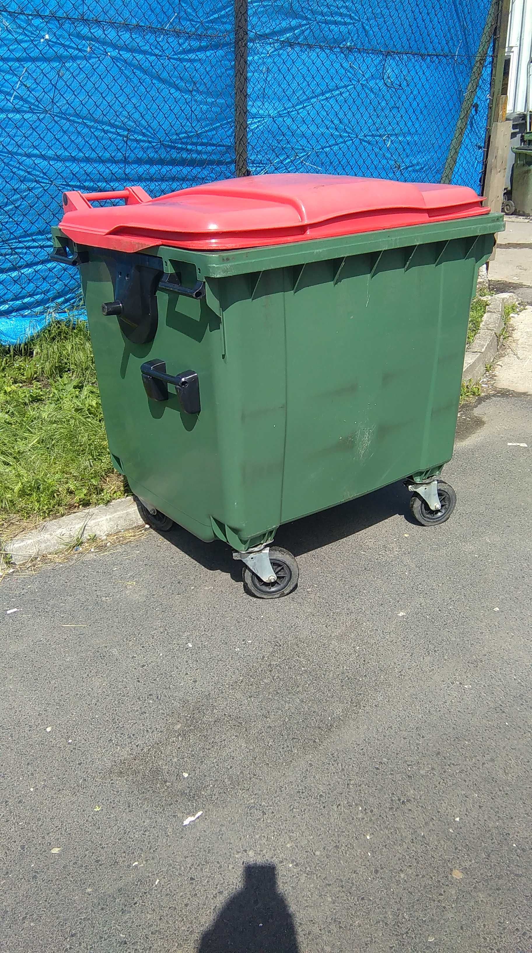 Uszkodzone pojemniki na odpady 1100l niemieckie kosze na śmieci