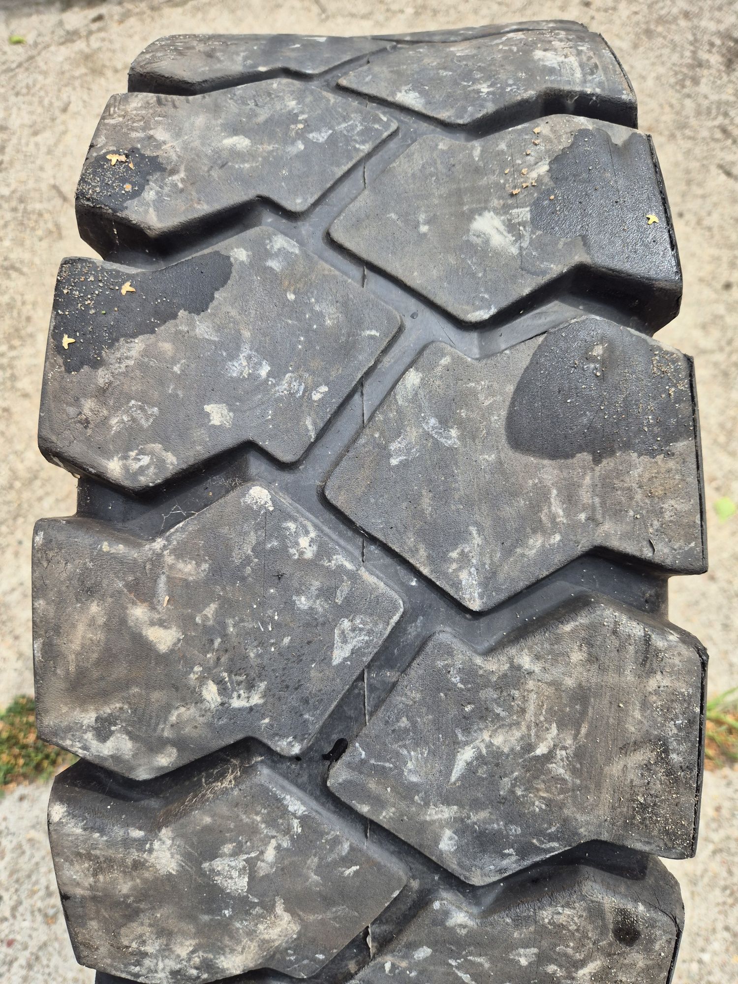 Opona 250-15  250/70-15