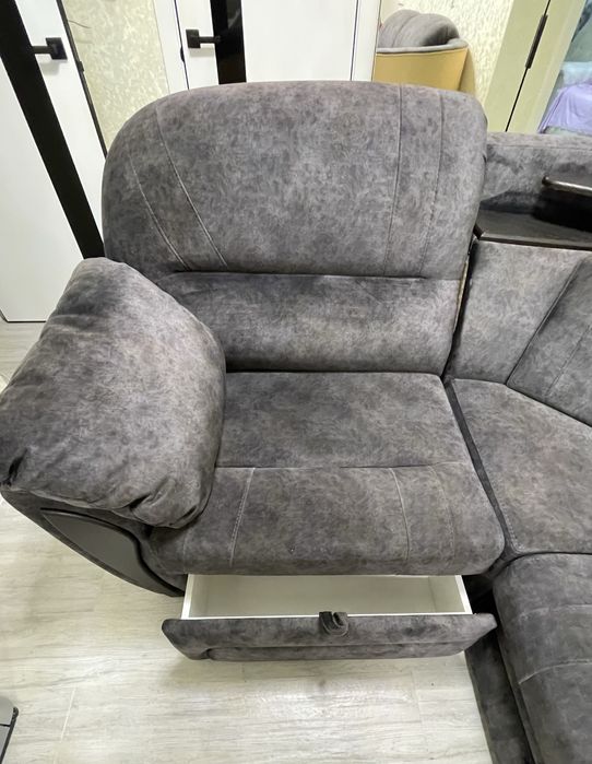 Диван темно сірого кольру