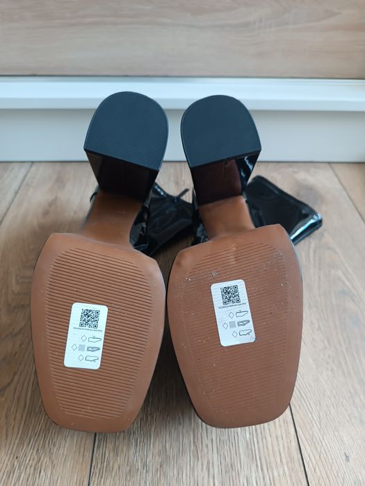 Czarne lakierowane botki