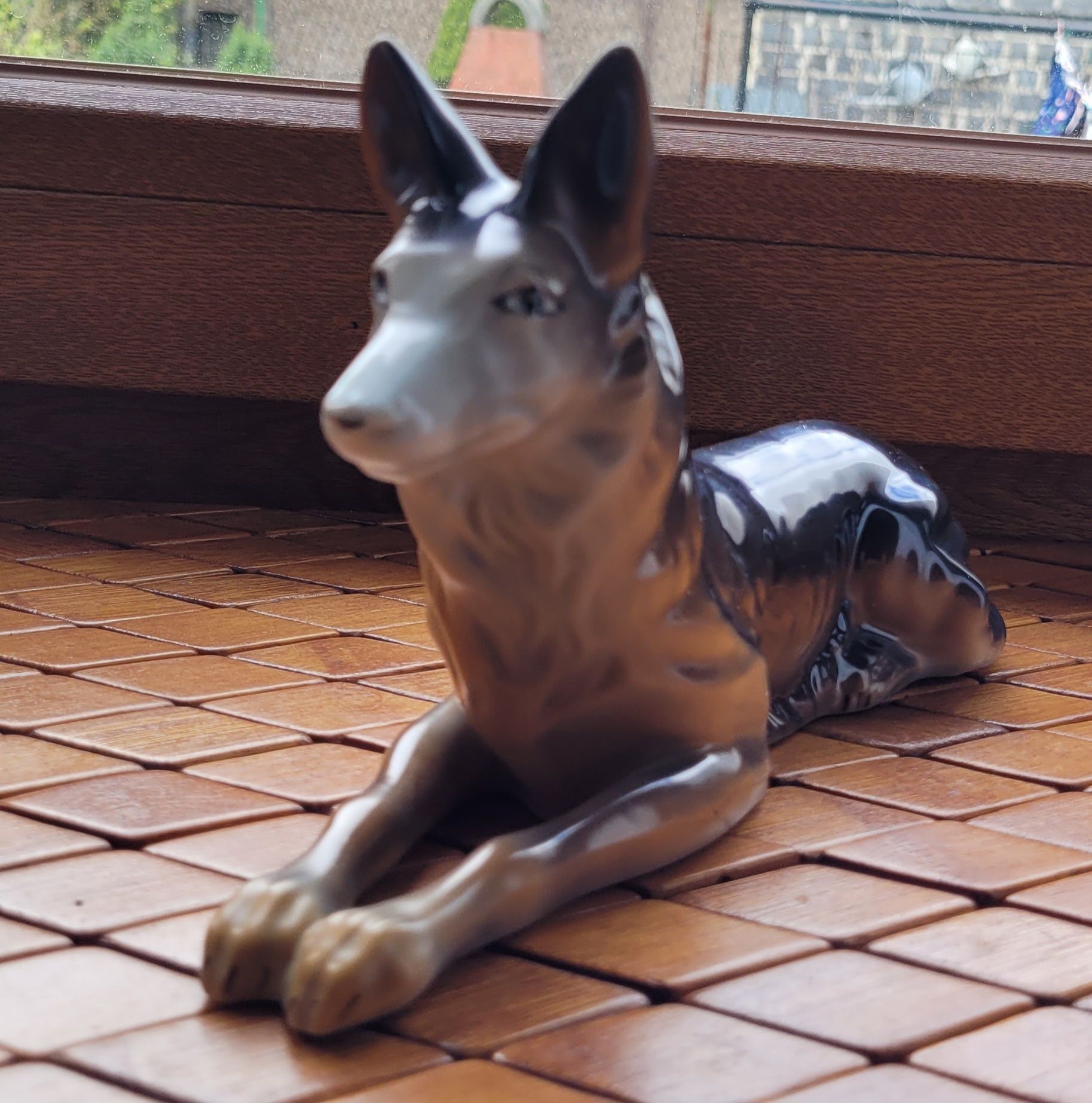Owczarek niemiecki figurka z sygnaturą