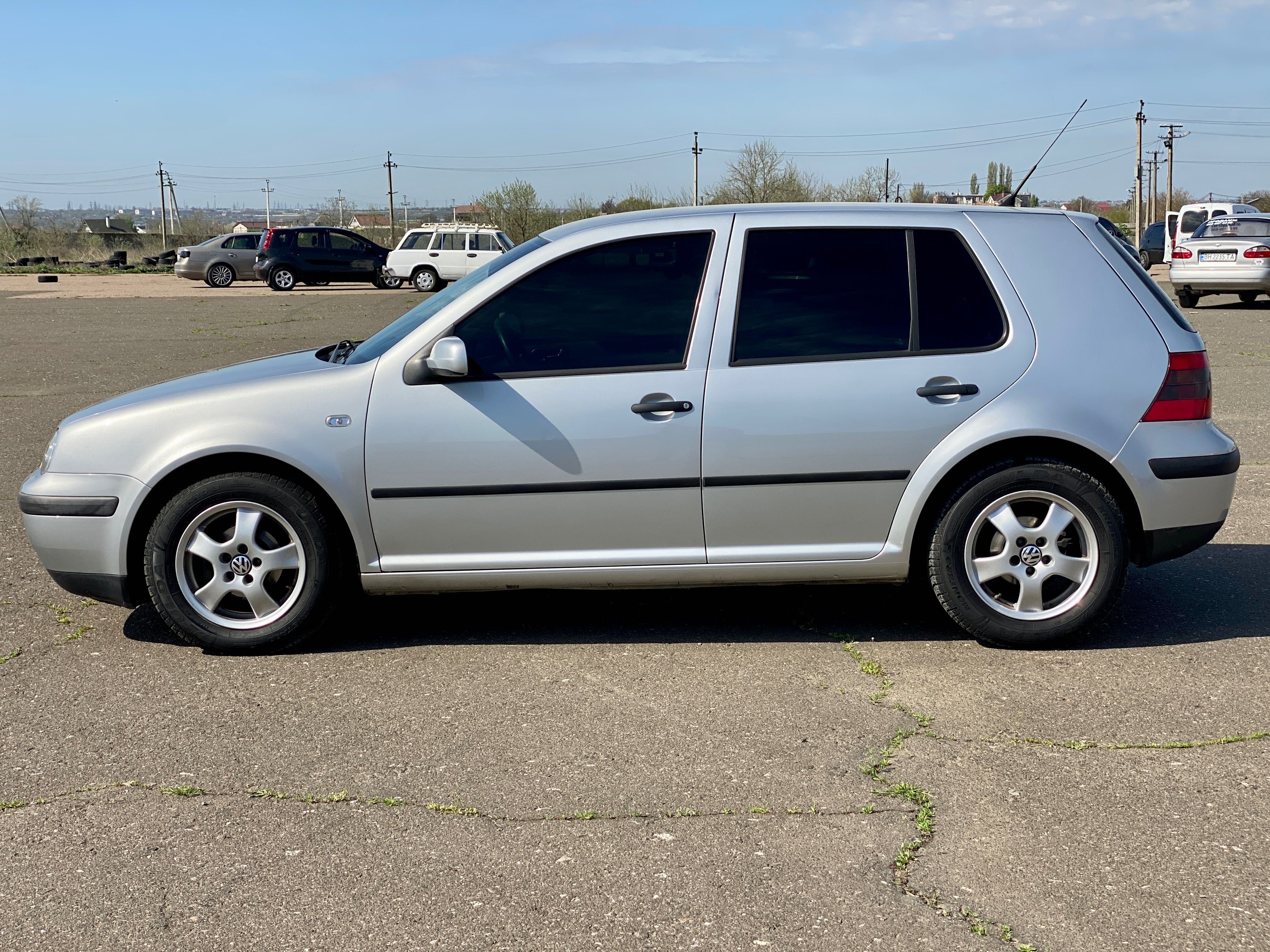 Автомобиль Volkswagen Golf