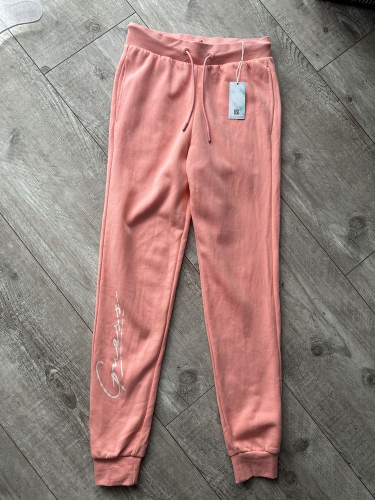 Nowe spodnie dresowe damskie Guess Dottie koralowe M