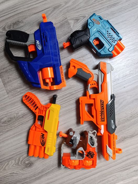 Pięć oryginalnych pistoletów NERF