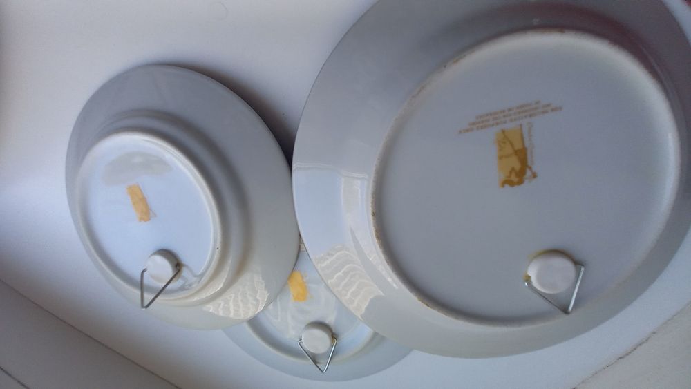 Тарелки  на подставке и с креплением для стены.