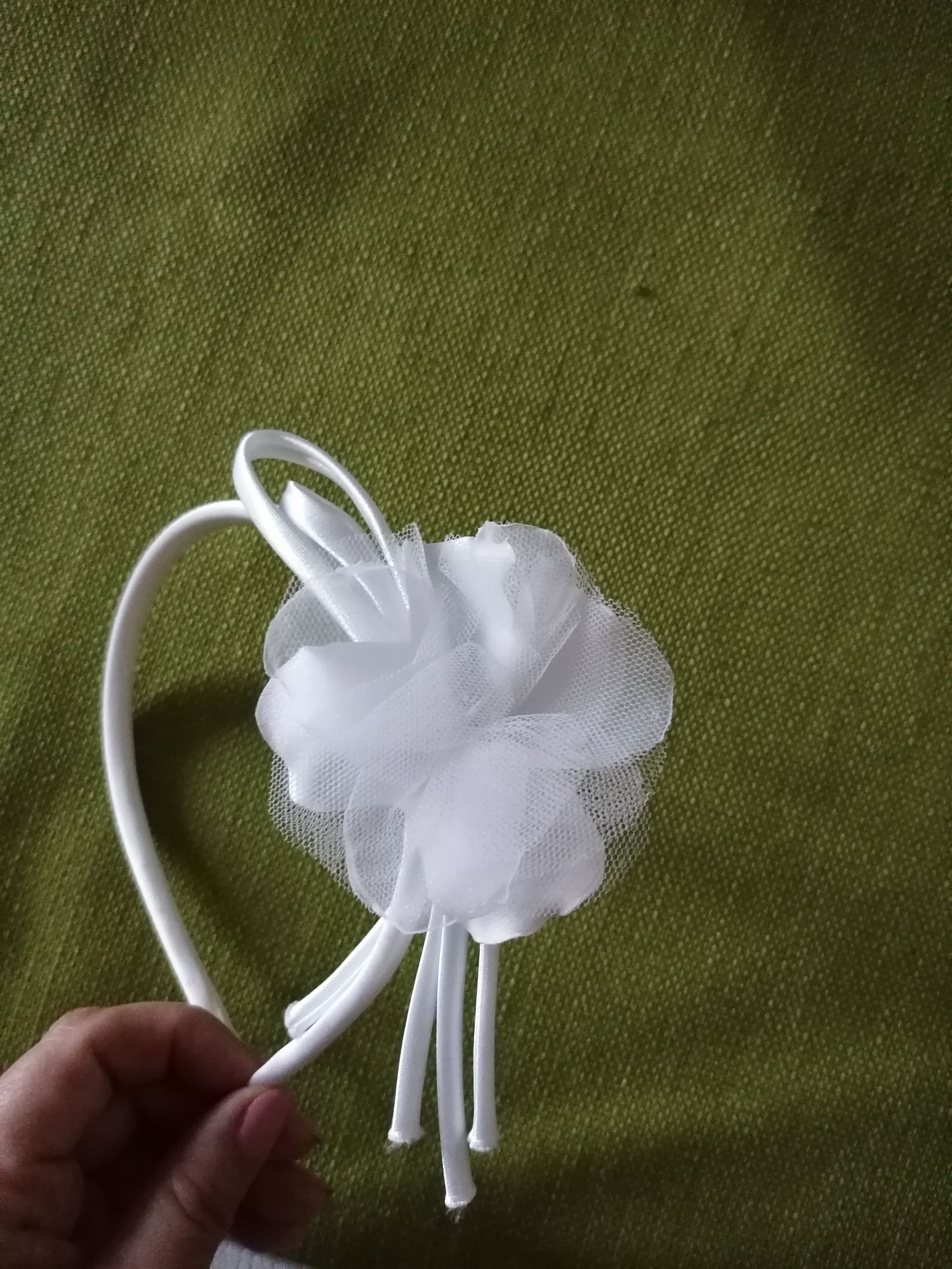 Opaska biała z kwiatkiem