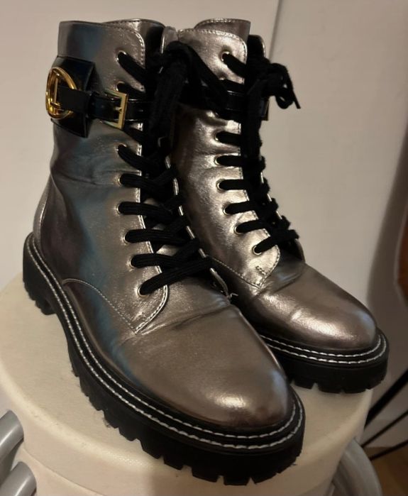 Botas cinzentas prateadas