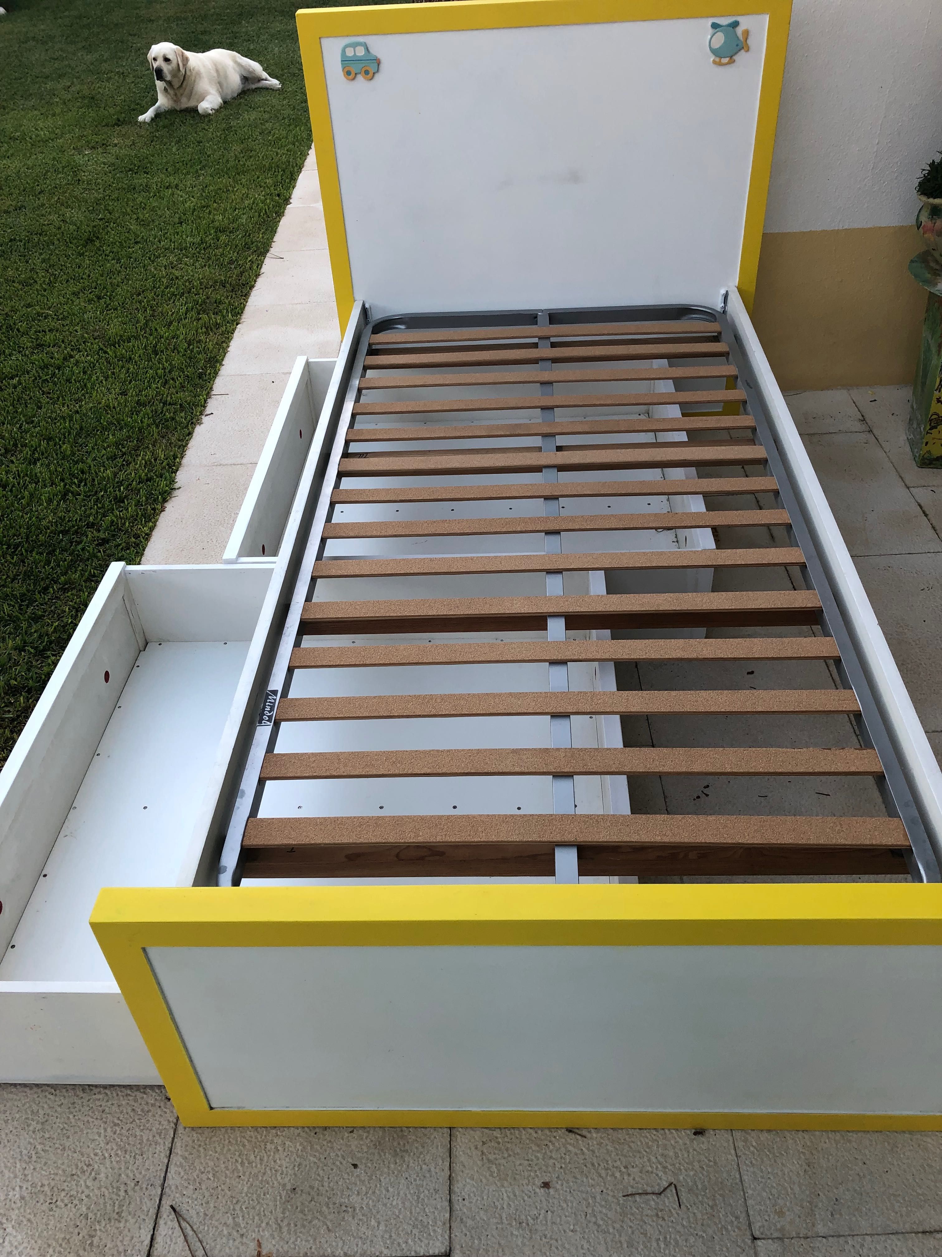 Cama solteiro com gavetões