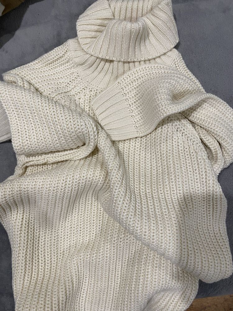 Продам теплий вязаний білий светр