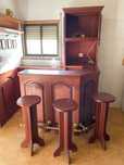 Bar em madeira com 3 bancos e prateleira