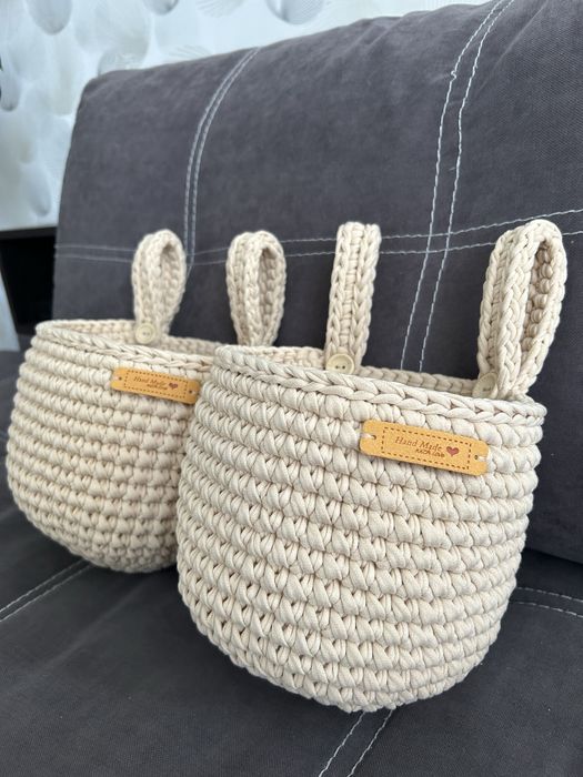 Вʼязаний кошик на дитяче ліжечко