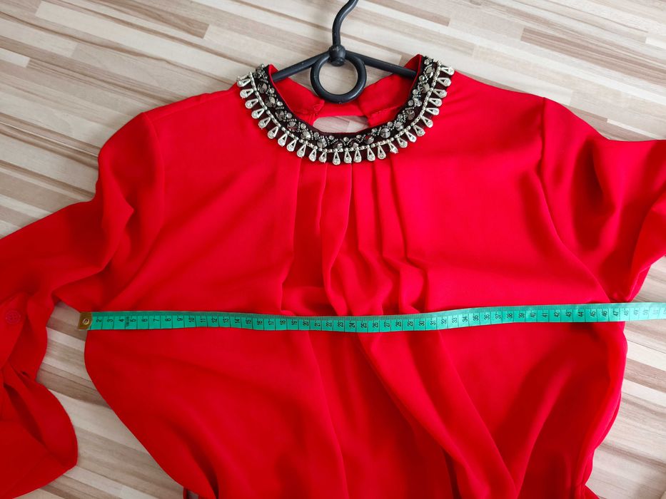Elegancka bluzka zdobiona szyja, czerwona, szyfonowa z paskiem, M