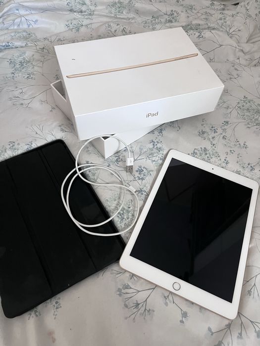 iPad Wi-Fi 128GB Gold model A1822