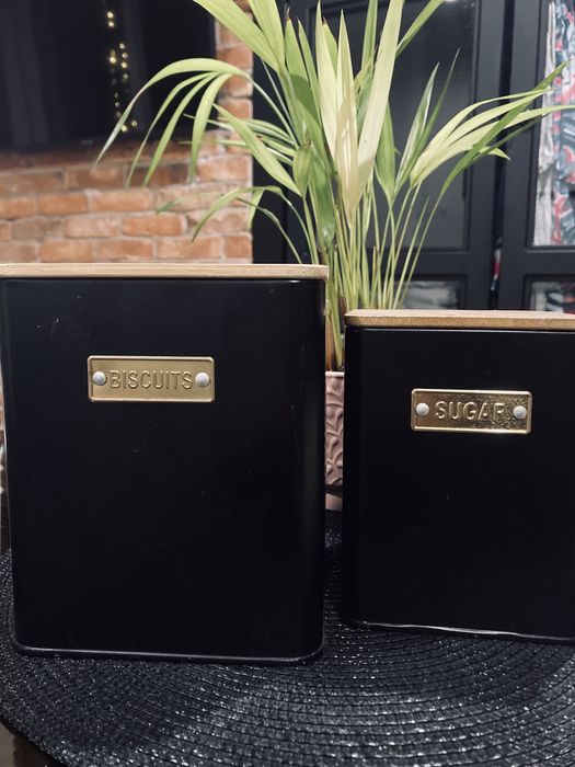 Pudelka metalowe z drewniana przykrywka