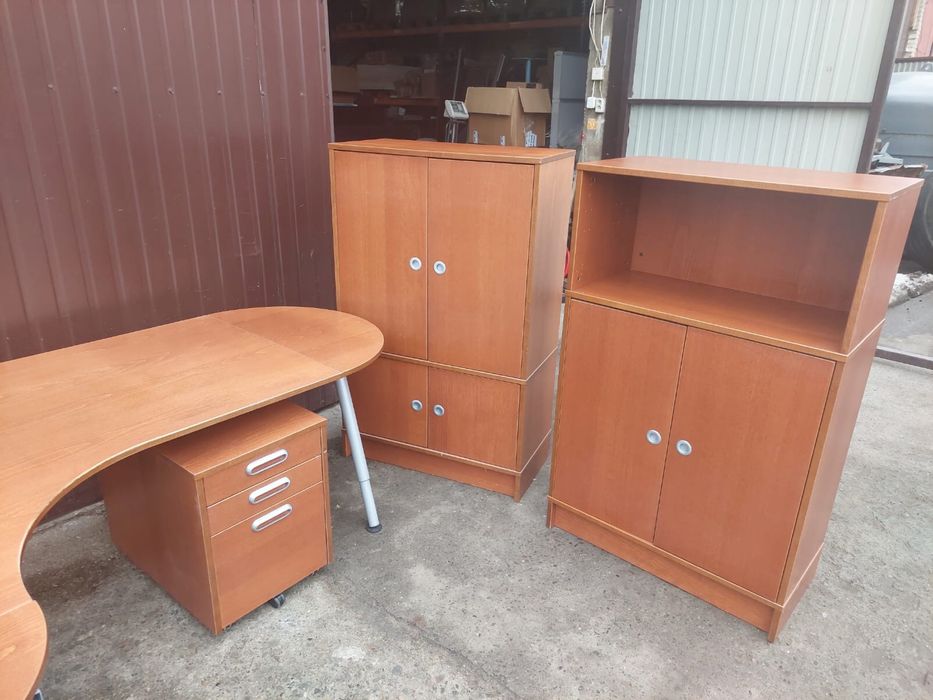 Zestaw biurowy - biurko, kontenerek, 2 szafki poleasingowy używany